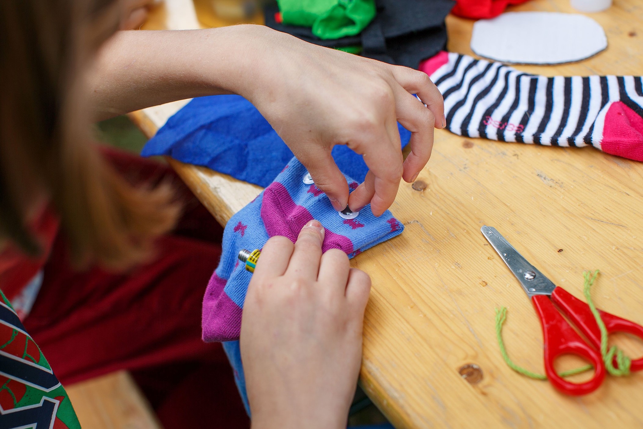 Kind bastelt eine Handpuppe