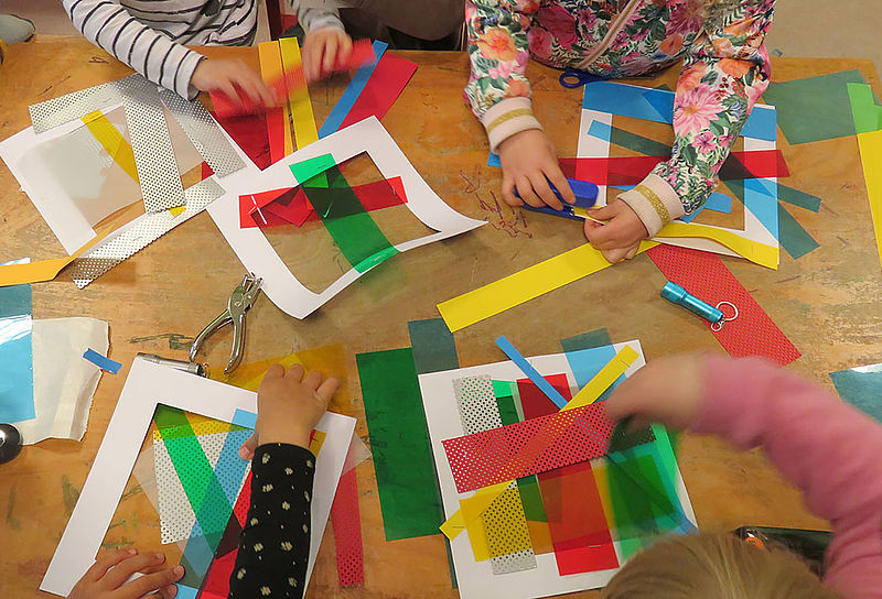 Kinder bearbeiten Materiealien