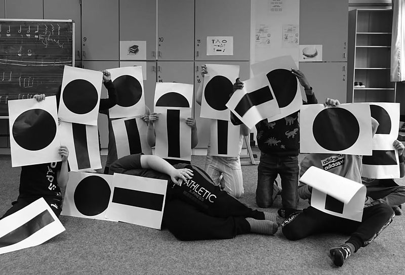Jugendliche mit Plakaten Dot & Dashes
